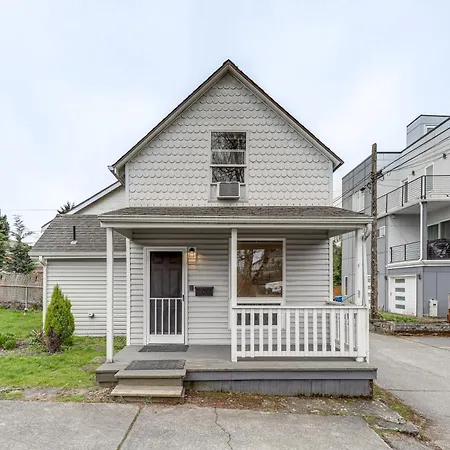 1 Mi To Light Rail Cozy And Convenient Seattle Home